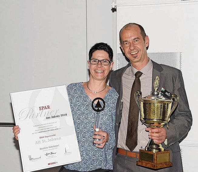 Freuen sich über die Auszeichnung: Rita Elmer und Othmar Murer vom Spar Supermarkt Alt St. Johann. (Bild: PD)