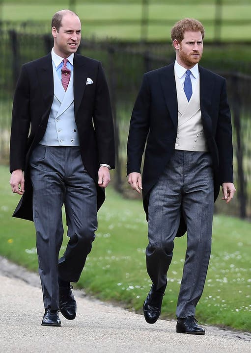 Prinz William und sein Bruder Prince Harry auf dem Weg zur Kirche. (Bild: Keystone)