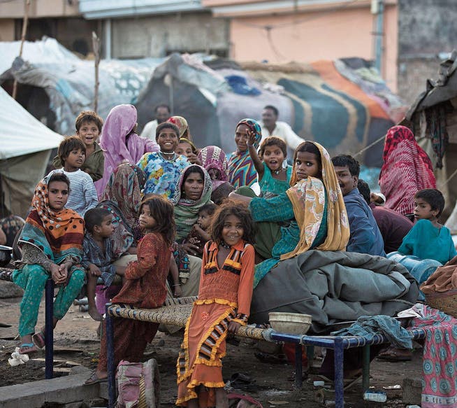 Members of a Pakistani nomad family in Rawalpindi. (Image: BK Bangash / AP (August 25, 2015))