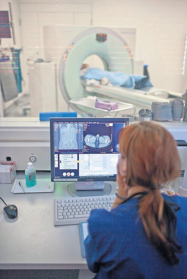 St. Galler Radiologen bei der Computertomographie-Untersuchung (CT) eines Patienten. (Bild: ky/Gaetan Bally)