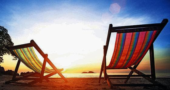 Die Sommerferien sind zu Ende, die Liegestühle sind verwaist. (Bild: Shutterstock)