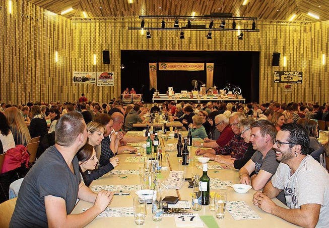 377 Besucher kamen am Freitagabend ins Pentorama, um zu Gunsten des Amriswiler Motocross Lotto zu spielen. (Bild: Trudi Krieg)