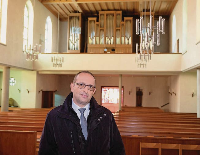 Ebnat-Kappels Kirchenverwaltungsratspräsident Peter Burkhard vor der Mathis-Orgel, die renoviert und vervollständigt werden soll. (Bild: Serge Hediger)