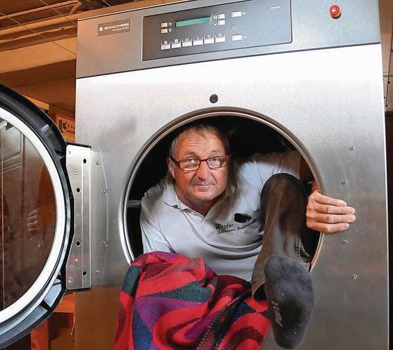 Noah Wepfers Tumbler für Bettdecken ist so geräumig, dass er sogar selber hineinklettern kann. (Bilder: Manuel Nagel)