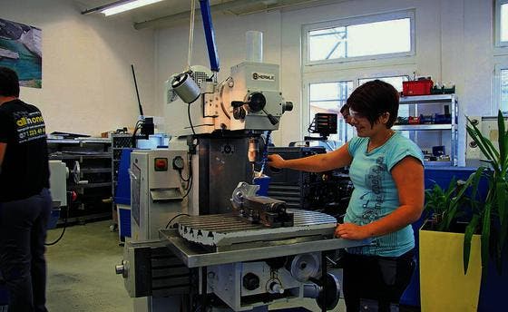 Soraia Gomes da Cruz, Lehrling Produktionsmechanikerin, arbeitet an der Fräsmaschine in der AZA Ausbildungszentren AG in Altenrhein. (Bild: Valérie Hug)