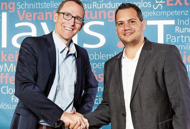 Stabübergabe bei der Clavis IT: Der abtretende Paul Zähner und der neue CEO Raphael Crivelli. (Bild: PD)