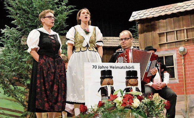 Das Jodelduett Maja Ebneter und Corina Fürer wird auf der Bühne der Mehrzweckhalle von Noldi Baumann begleitet. (Bild: Vroni Krucker)