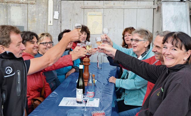 Stammgäste aus den Nachbargemeinden geniessen das Weinfest vor dem Schneider-Keller. (Bild: Margrith Pfister-Kübler)