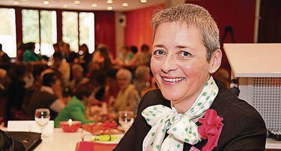 Präsidentin Rita Müller-Winter führte &ndash; mit grüngetupftem Schal und roter Blume &ndash; durch die Versammlung. (Bild: Barbara Hettich)