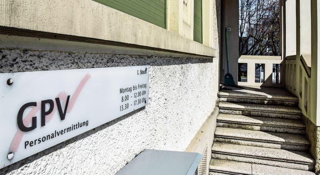 Noch prangt das GPV-Logo am Eingang des Hauses an der Wilerstrasse 1 in Münchwilen. (Bild: Roman Scherrer)