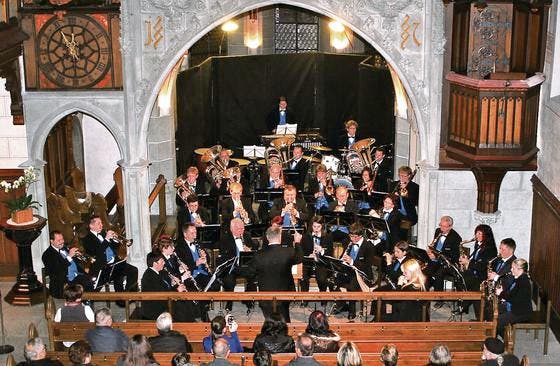Der Musikverein Rheineck begeisterte beim konzertanten Jahreskonzert unter der Leitung von Andreas Lauper auch mit moderner Blasmusik. (Bild: Janine Hürlimann)