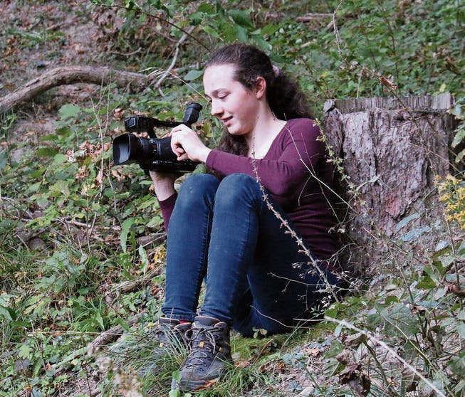 Das Mädchen hinter der Kamera: Raphaela Wagner beim Dreh zum Kurzfilm «Once One». (Bild: Miriam Küpper)