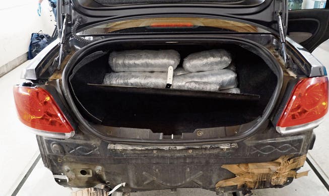 Im Kofferraum und hinter der Stossstange versteckten die Schmuggler die Drogen. (Bild: Grenzwachtkorps)
