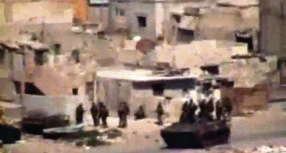 Still aus einem Amateurvideo, das syrische Panzer im zerstörten Palästinenserlager Al-Ramleh in der Küstenstadt Latakia zeigen soll. (Bild: ap)