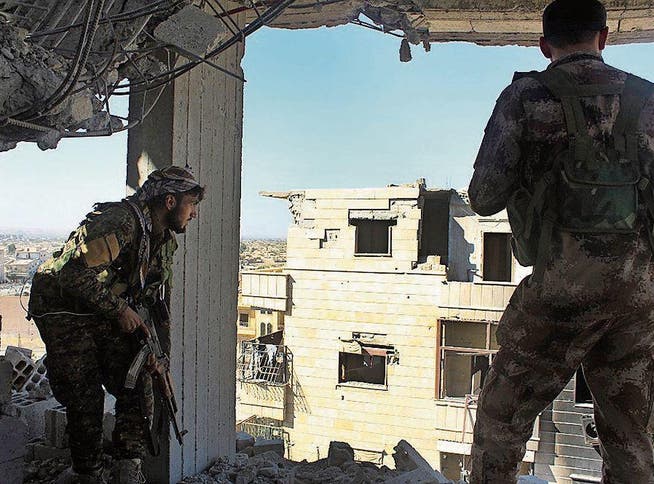 Soldaten der Syrisch-Demokratischen Streitkräfte in Rakka. (Bild: AP)