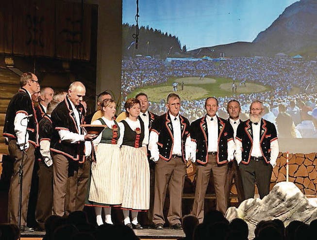 Jodelchörli Murgtal samt Talerschwinger auf der Bühne. (Bild: Christof Heer)