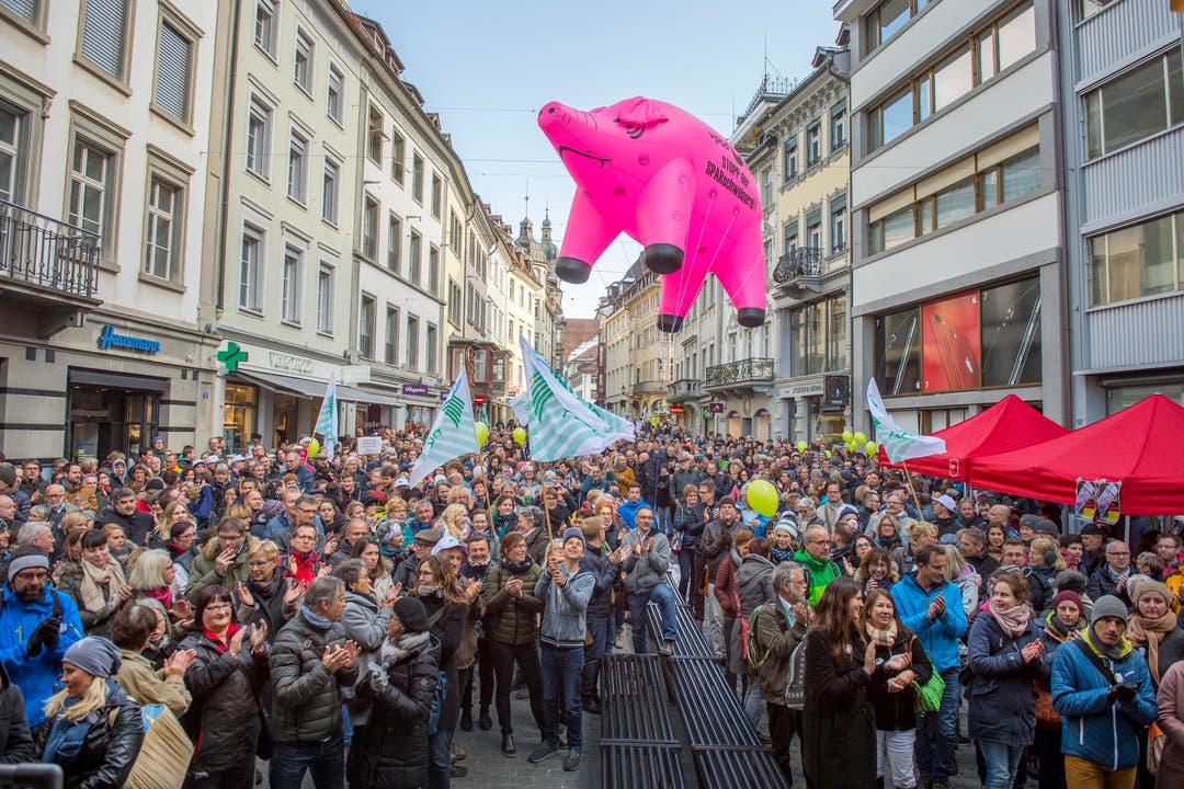 Demonstration des Staatspersonal St. Gallen: Die Kundgebung wird von der Personalverbändekonferenz des Kantons St.Gallen und den Gewerkschaften organisiert (Bild: Urs Bucher)