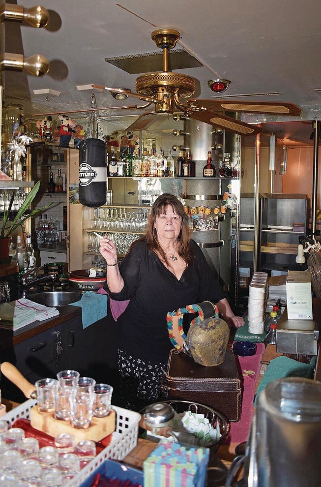 Emmi Ottinger hat genug vom Barbetrieb. Sämtliches Mobiliar der «Gräbli-Bar» steht zum Verkauf. (Bild: Samuel Koch)