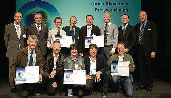 Die Preisträger des Zurich-Klimapreises freuen sich mit Walter Meile, Leiter Marktregion Ost, Zürich (hinten, zweiter v.l.), über ihre Preise. (Bild: pd)