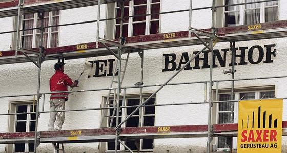 Malerarbeiten beim Hotel Bahnhof: Innen und aussen wird das alte Gebäude einem Facelifting unterzogen. (Bild: Roger Häni)