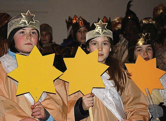 Mit dem Stern bringen die Kinder den Segen zu den Eschlikern. (Bild: sdu)