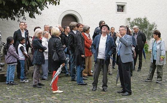 Die Neuzuzüger mit den Vertretern der Stadt im Schlosshof. (Bild: Hedy Züger)