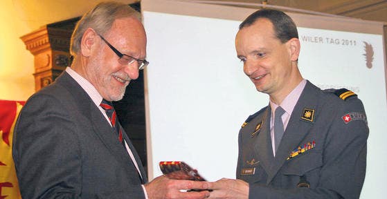 Alt Oberleutnant Hans Vollmar, seit 1968 Gesellschafter, wird von Präsident Oberstleutnant im Generalstab Thomas Brunner mit der Wiler-Tag-Krawatte geehrt. (Bild: cho.)