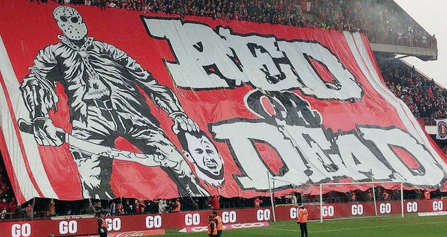 «Rot oder tot»: Fans von Standard Lüttich zeigen Anfang 2015 auf dieser Choreographie einen enthaupteten Ex-Spieler des Clubs. (Bild: ap)