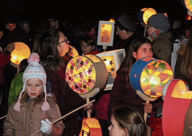 Auch dieses Jahr erfüllten viele Kinder mit ihren selbst gebastelten Laternen die Wiler Altstadt mit Licht. (Bild: Christof Lampart)