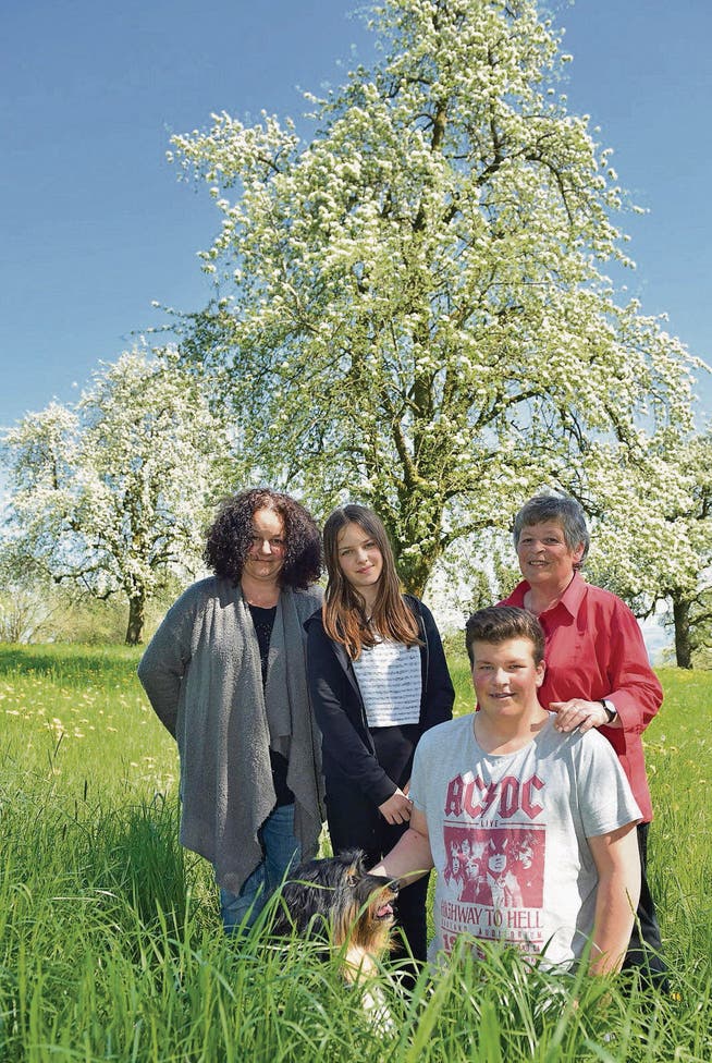 Daniela Arndt und ihre Kinder Vianne und Lean freuen sich mit Christa Rechsteiner auf das Obstgartenfest. (Bild: Mario Testa)