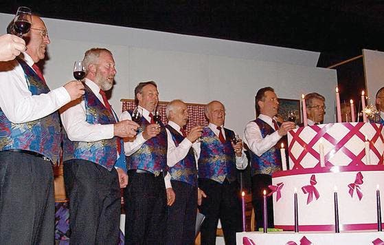 Anstossen auf den Geburtstag konnten die Sänger des Männerchors mit einem Glas Wein. (Bild: Mario Tosato)