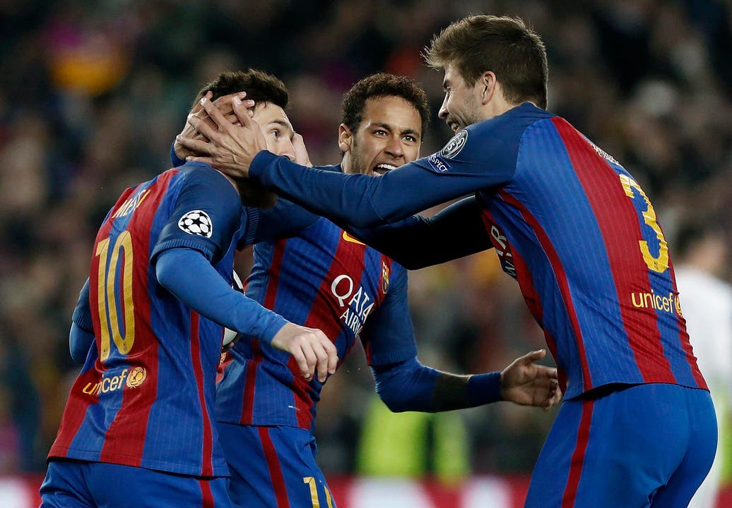 Barcelonas Gerard Pique (rechts) feiert Lionel Messi (links), im Hintergrund freut sich Neymar mit. (Bild: Andreu Dalmeu / EPA)