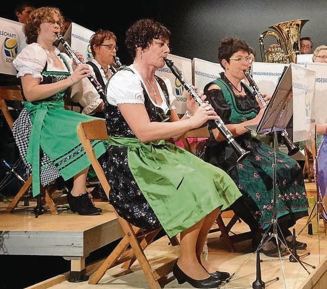 Die Scherzinger Klarinettistinnen beim Spiel, gekleidet im Dirndl. (Bild: Erwin Schönenberger)