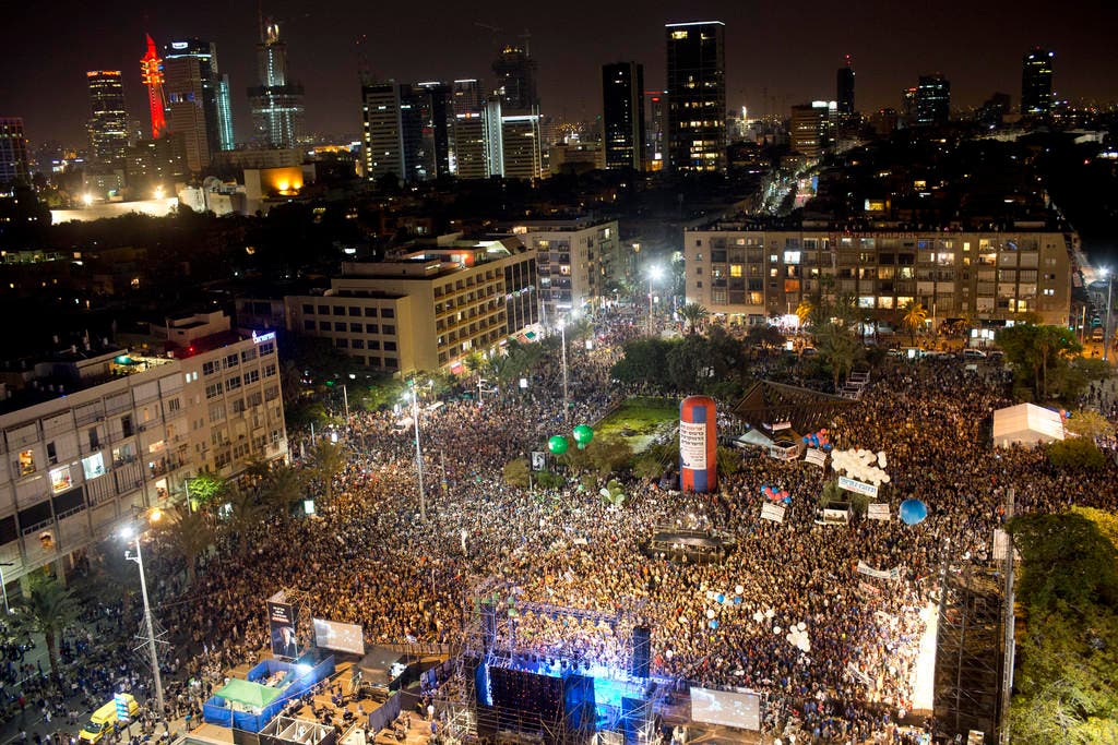 Rund 100'000 Israelis versammelten sich am Samstagabend in Tel Aviv. (Bild: Keystone)