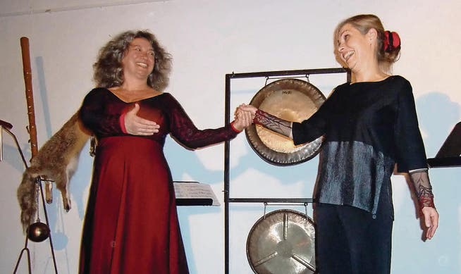 Kornelia Bruggmann (links) und Caroline Capiaghi begeisterten das Publikum mit ihren kraftvollen Klang- und Wortdarbietungen. (Bild: Werner Vetsch)