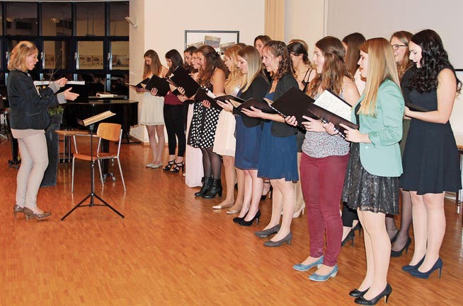 Die Absolventinnen verschönerten die Feier unter der Leitung von Musiklehrerin Bea Rütsche mit Gesangseinlagen. (Bild: Hans Hidber)