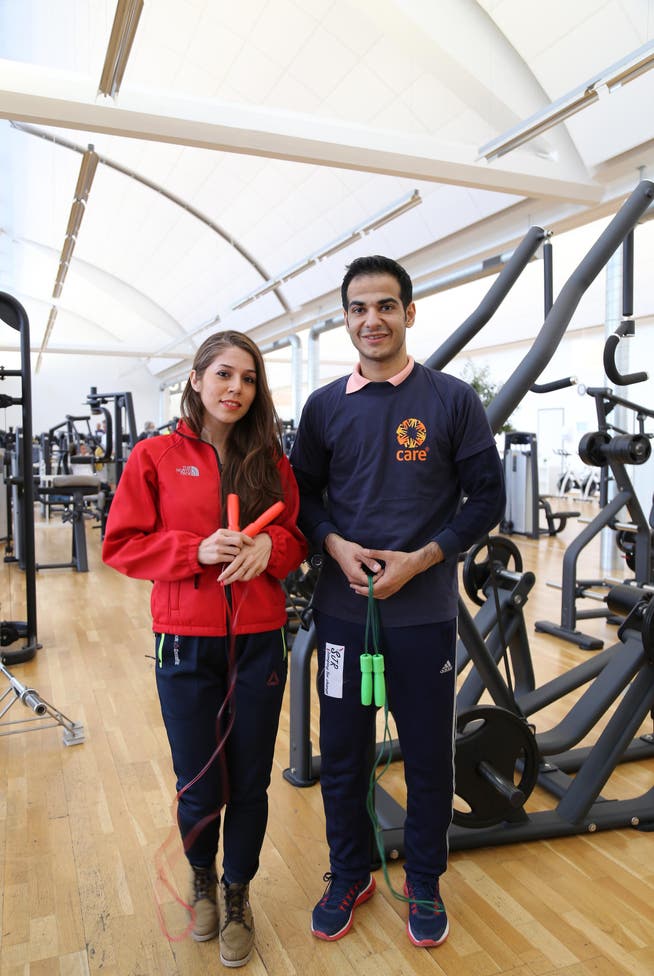 Roya Akbari und Amir Kazemi trainierten vor ihrer Reise im Update Fitness in Rorschach. Während ihrer Zeit in der Hafenstadt besuchten sie auch eine Schulklasse und den Verein Löwenquartier (Bild: Perrine Woodtli)