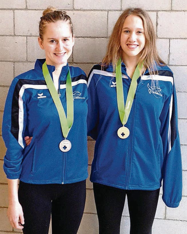 Vivienne Koch (links) und Lara Mechnig präsentieren ihre Medaillen. (Bild: pd)