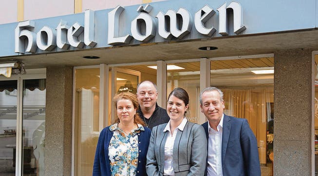 Catriona und Stefan Heeb vom Hotel Säntis, «Löwen»-Geschäftsführerin Belinda Helfenberger und der neue Hotelbesitzer Christian Frei aus Zürich. (Bilder: Monica Dörig)