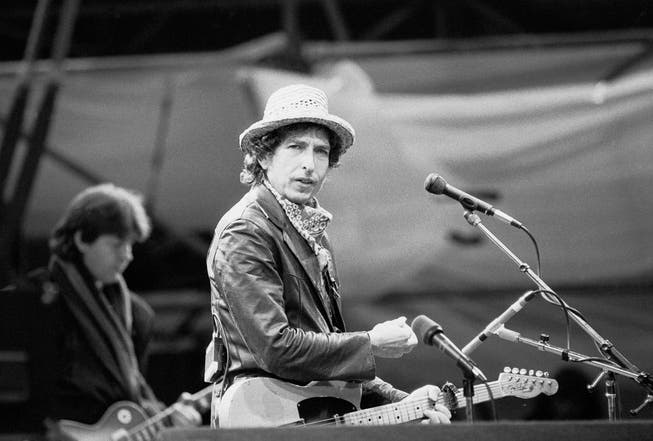 Bob Dylan bei seinem Auftritt am 1. Juni 1984 in Basel im St.Jakobsstadion. (Bild: Keystone)
