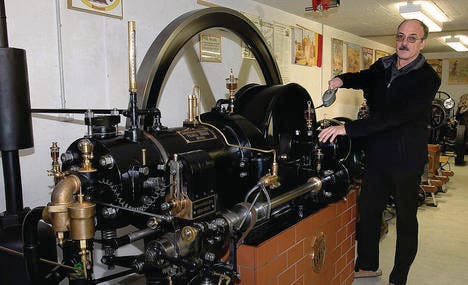 Die Deutz-Maschine Jahrgang 1905 ist Markus Vonwiller mit dem Restaurieren ans Herz gewachsen. (Bild: Fritz Heinze)