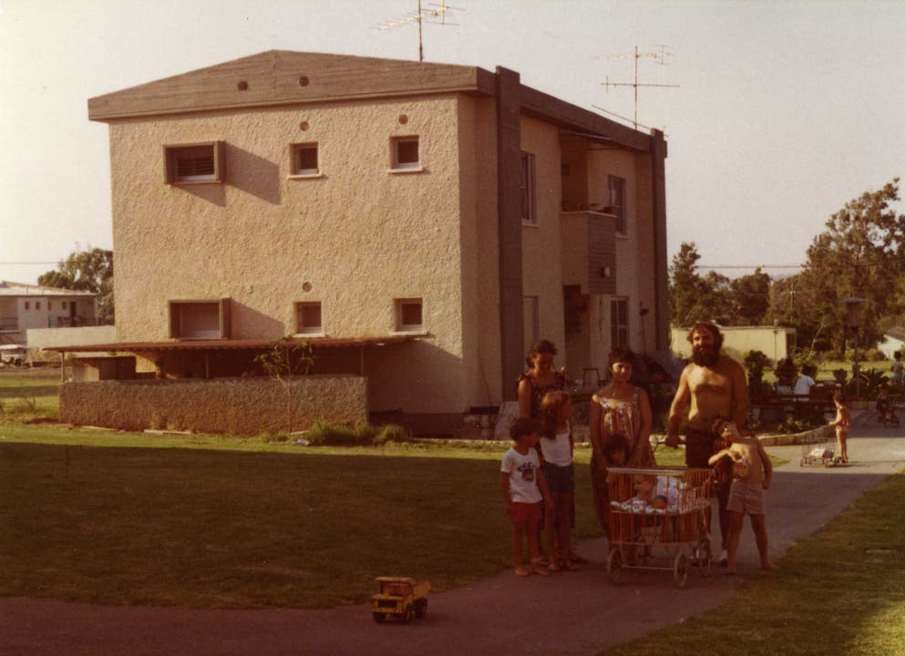 Die Familie Eisenhut-Yahlom vor ihrem Zuhause, einer typischen Kibbuz-Wohnung. (Bild: Ueli Eisenhut)