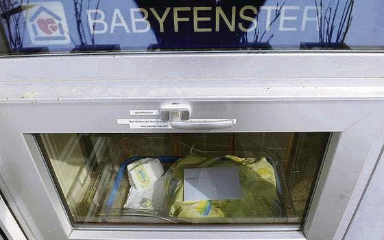 Das Babyfenster beim Spital Einsiedeln. Sieben Neugeborene wurden hier seit 2001 anonym abgegeben. (Bild: ky / Sigi Tischler)
