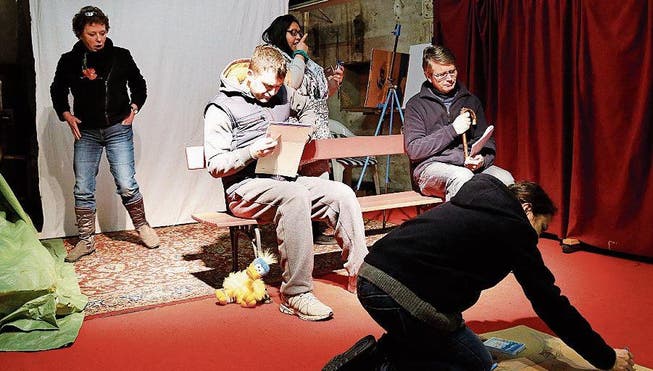 Die Schauspieler des Schlofftheaters aus Rorschach versuchen sich während einer Probe im Malen. (Bild: Alain Rutishauser)