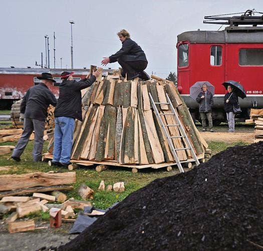 Romanshorn TG -Aufbau eines Holzkohlemeilers beim Locorama in Romanshorn. (Bild: Reto Martin)