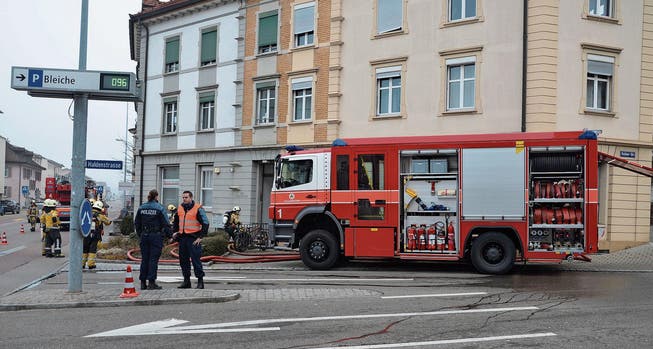 Die Feuerwehrleute mussten an die Ecke Bronschhoferstrasse/Haldenstrasse in Wil ausrücken. (Bild: Philipp Haag)