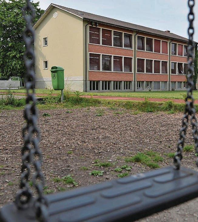 Das alte Schulhaus in Güttingen steht leer. Es soll bald einer Überbauung weichen. (Archivbild: Reto Martin)