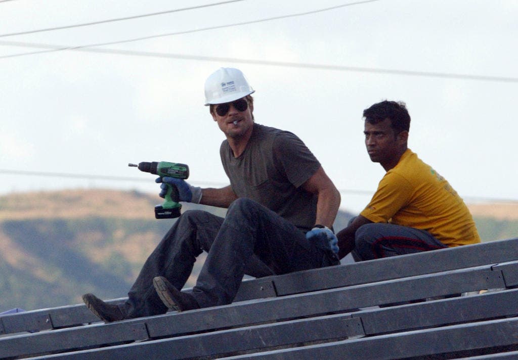 Prominenter Bauarbeiter: Brad Pitt baut 2006 im Rahmen eines Hilfsprojekt Häuser in Indien. (Bild: Keystone)