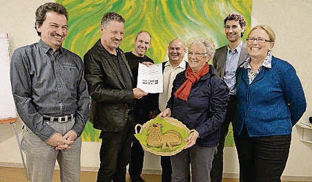 Freude über das Label: Das Umweltteam der Katholischen Kirchgemeinde Sirnach bekommt den «Grünen Güggel» überreicht. (Bild: pd)