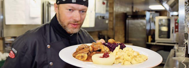 «Swan 21»-Küchenchef Sven Ottiger: «Unsere Gäste lieben die Klassiker. Besonders beliebt sind die Gerichte auf der saisonalen Wildkarte.» (Bild: Hans Suter)
